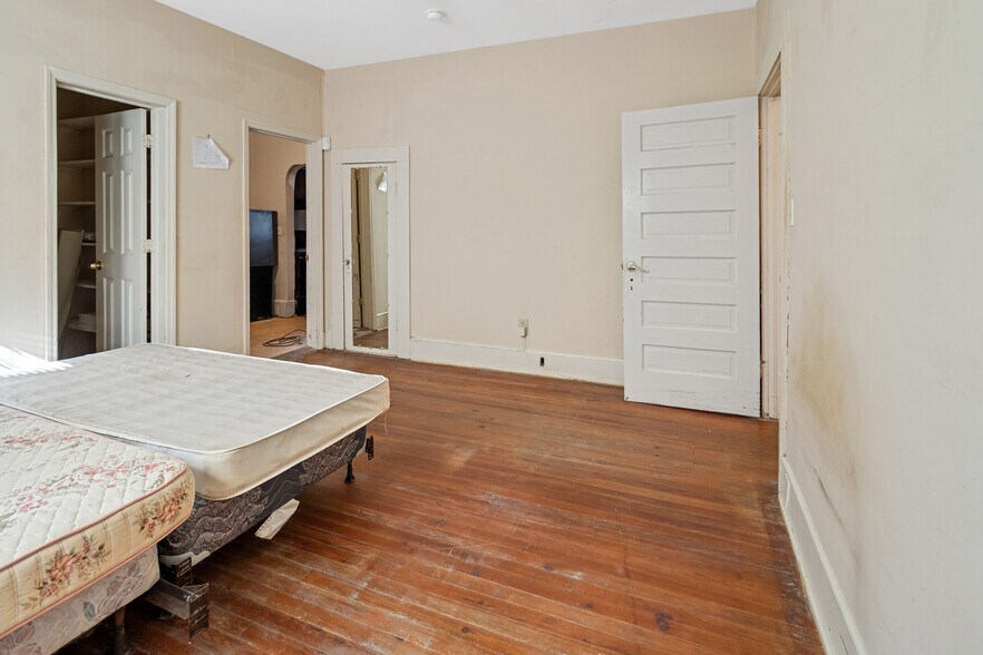 More Photos Of 960 Curry Pl, Macon-Bibb Healthcare For Sale