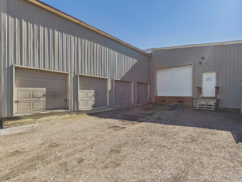 More Photos Of 201 W High St, Edwardsville Showroom For Sale