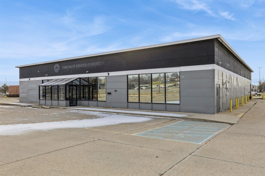 More Photos Of 1101 E Army Post Rd, Des Moines Freestanding For Sale