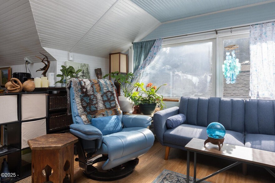 More Photos Of 205 SW Highway 101, Waldport Storefront For Sale