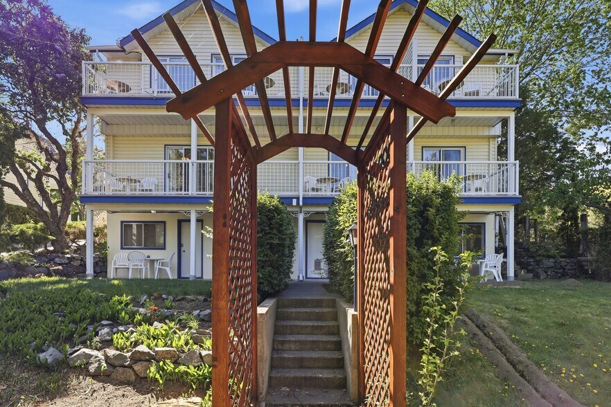 More Photos Of 7001 Savona Access Rd, Thompson-Nicola Hotel For Sale