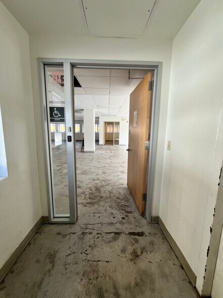 More Photos Of 99 N King St, Honolulu Office For Lease