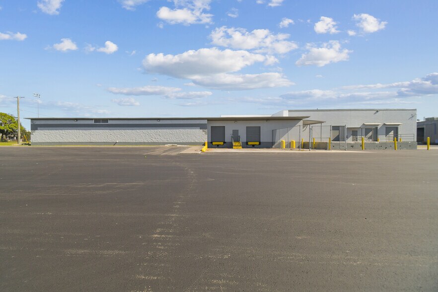More Photos Of 3900 W Coachman Ave, Tampa Warehouse For Lease