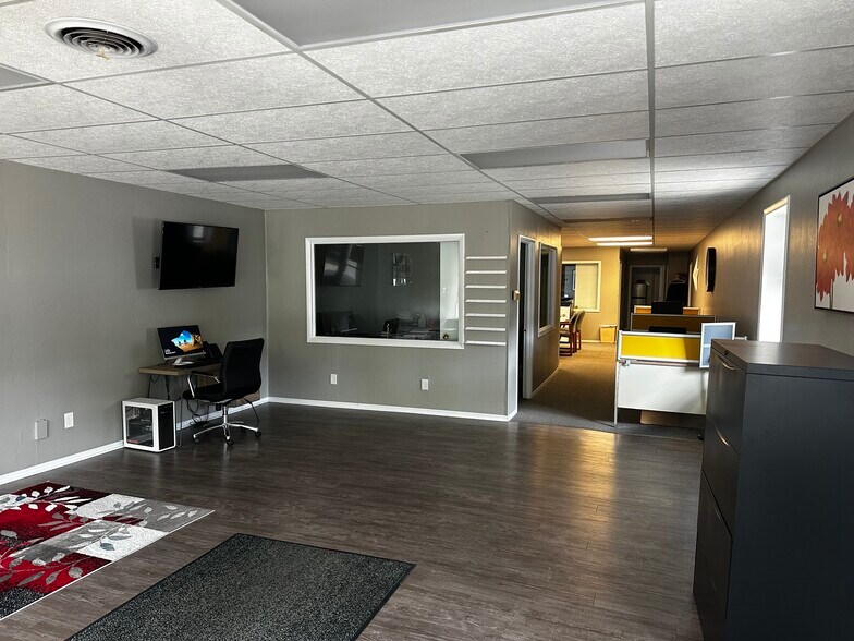 More Photos Of 335 S Broadway St, Coal City Office For Sale