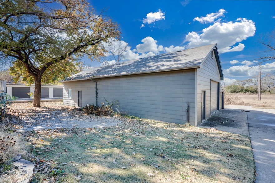 More Photos Of 121 S Water St, Derby Office For Sale