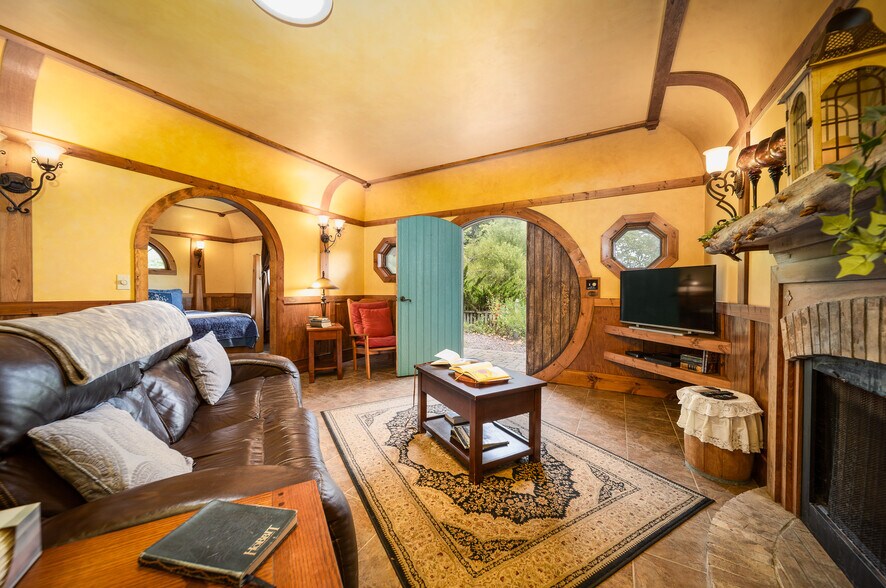 More Photos Of 295 Panthers Den Rd, Makanda Hotel For Sale