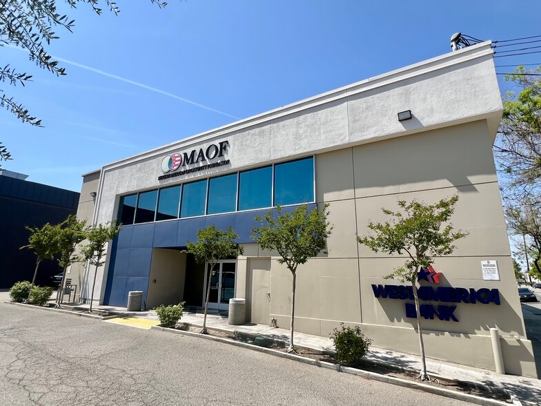 More Photos Of 2130 Chester Ave, Bakersfield Office For Lease