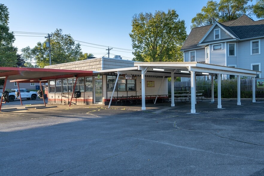 More Photos Of 514 S Water St, Sparta Fast Food For Sale