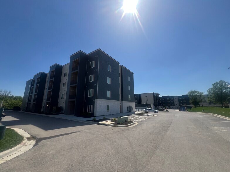 More Photos Of 7510 N Oak Trfy, Gladstone Apartments For Lease