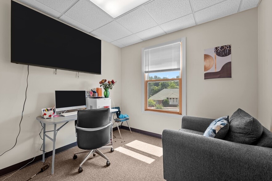 More Photos Of 2961 Crouse Ln, Burlington Medical For Lease