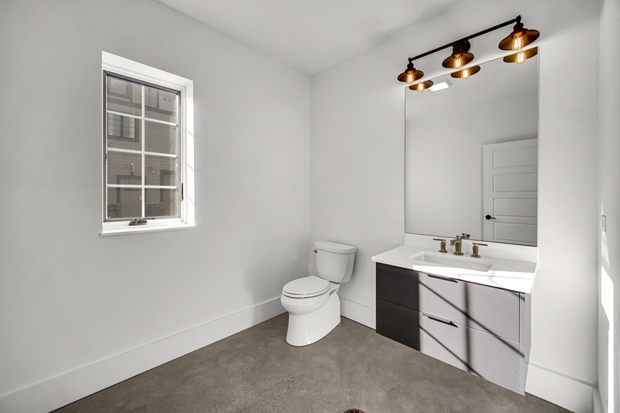 More Photos Of 2244 Ferry Rd, Naperville Flex For Sale