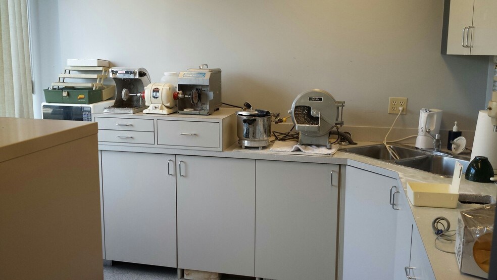 More Photos Of 2755 Lougheed Hwy, Port Coquitlam Unknown For Lease