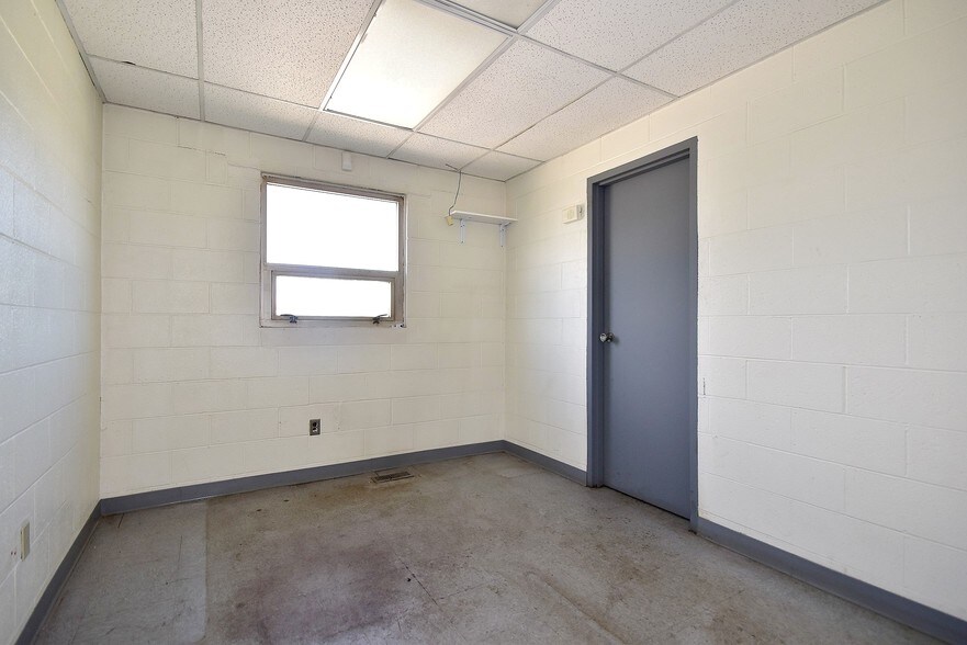 More Photos Of 420 Woodruff Rd, Joliet Warehouse For Lease