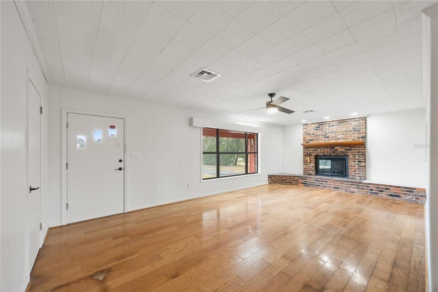More Photos Of 274 W Kings Hwy, Center Hill Flex For Sale