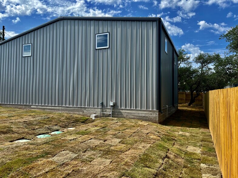 More Photos Of 25102 Whitney Dr, Spicewood Warehouse For Sale