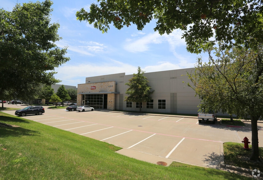 More Photos Of 875 W Sandy Lake Rd, Coppell Warehouse For Lease