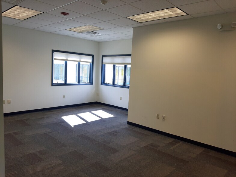 More Photos Of 550 Cayuga Rd, Buffalo Self Storage For Lease