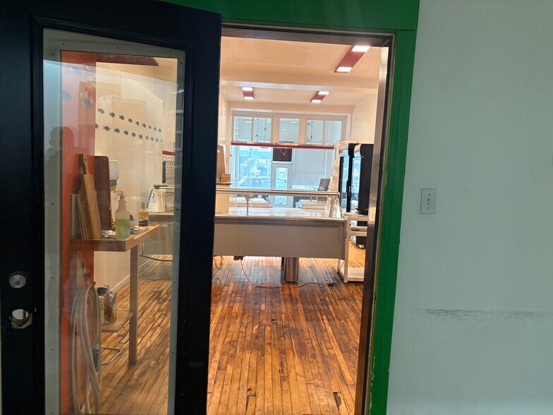 More Photos Of 1835-1841 Rue Ontario E, Montréal Storefront Retail Residential For Lease