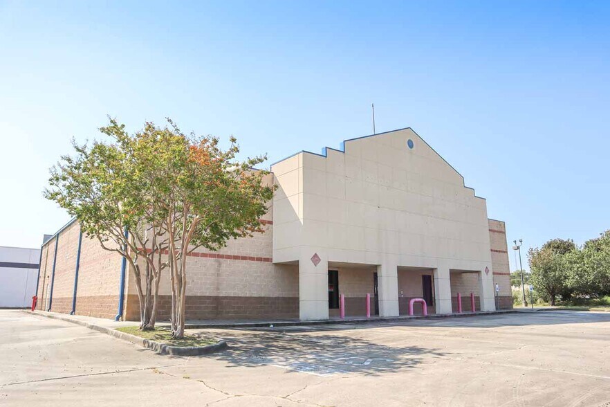 More Photos Of 8686 Florline Blvd, Baton Rouge Freestanding For Lease