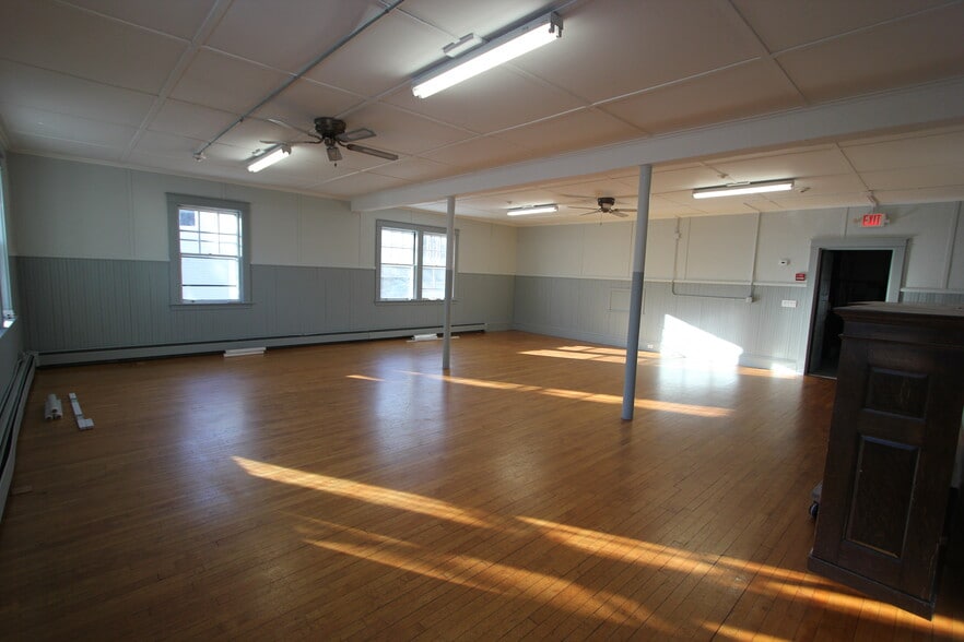 More Photos Of 8 Court St, Uxbridge Loft Creative Space For Lease
