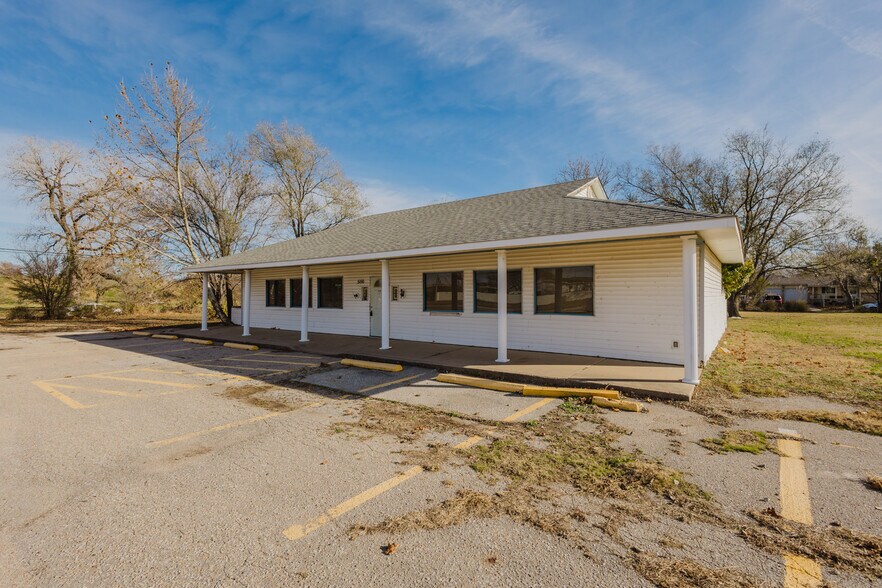 More Photos Of 5110 S Hydraulic St, Wichita Freestanding For Sale