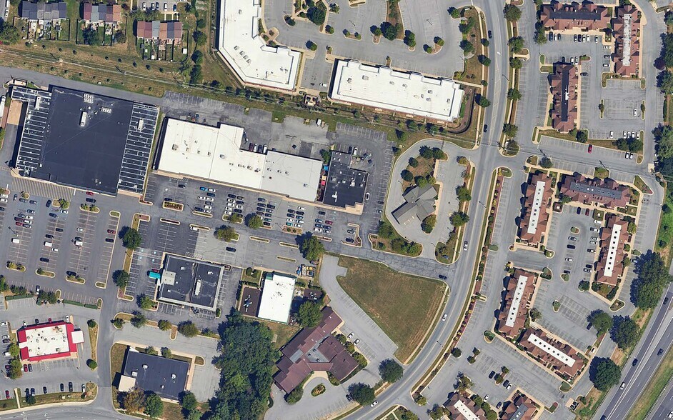More Photos Of 175 Thomas Johnson Dr, Frederick Bank For Lease