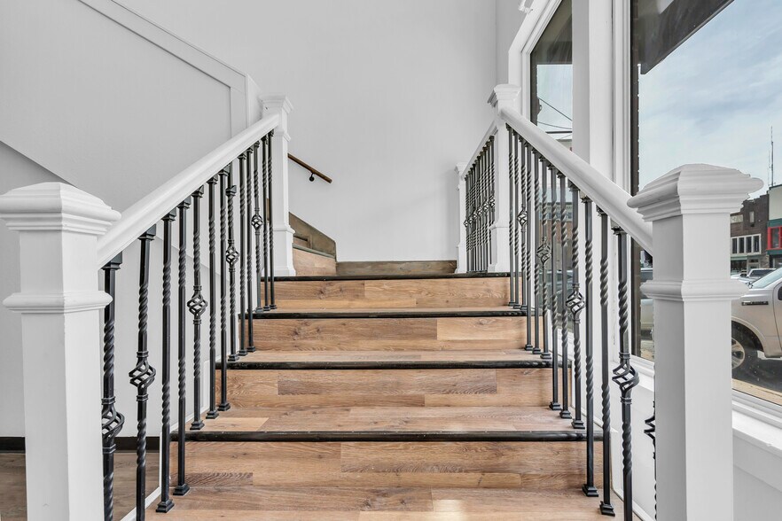 More Photos Of 127 W Main St, Ardmore Office For Sale