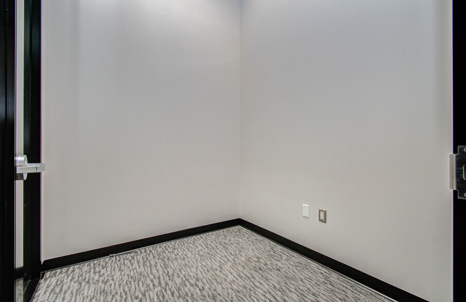 More Photos Of 9330 Kirby Dr, Houston Research And Development For Lease