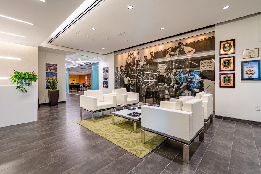 More Photos Of 3900 E Camelback Rd, Phoenix Office For Lease