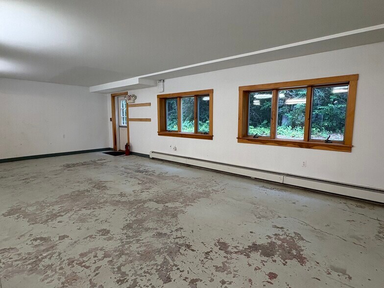 More Photos Of 39 Limerick Rd, Arundel Office For Lease