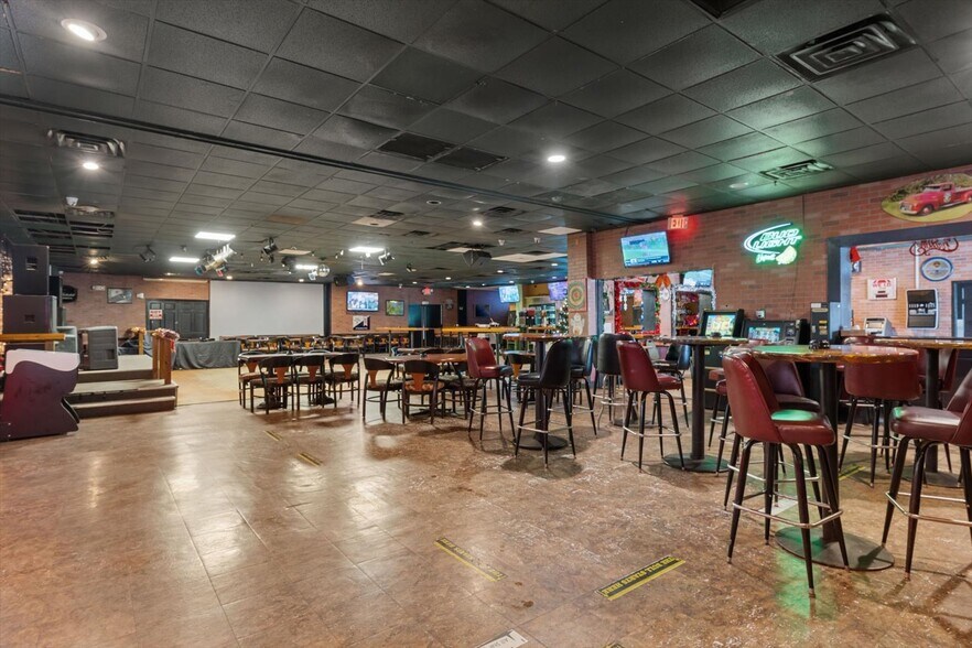 More Photos Of 510 Lane Ave S, Jacksonville Hotel For Sale