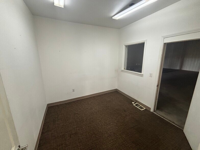 More Photos Of 1814 E Ave NE, Cedar Rapids Warehouse For Lease