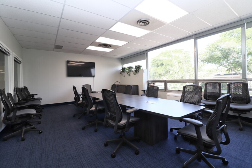 More Photos Of 631-635 Farmington Ave, Hartford Office For Sale