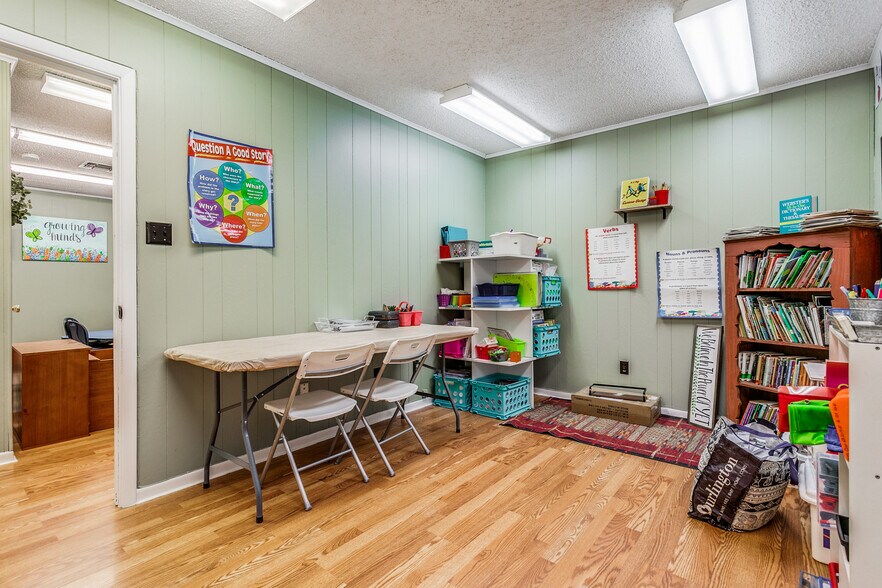 More Photos Of 901 Oak St, Jourdanton Freestanding For Sale