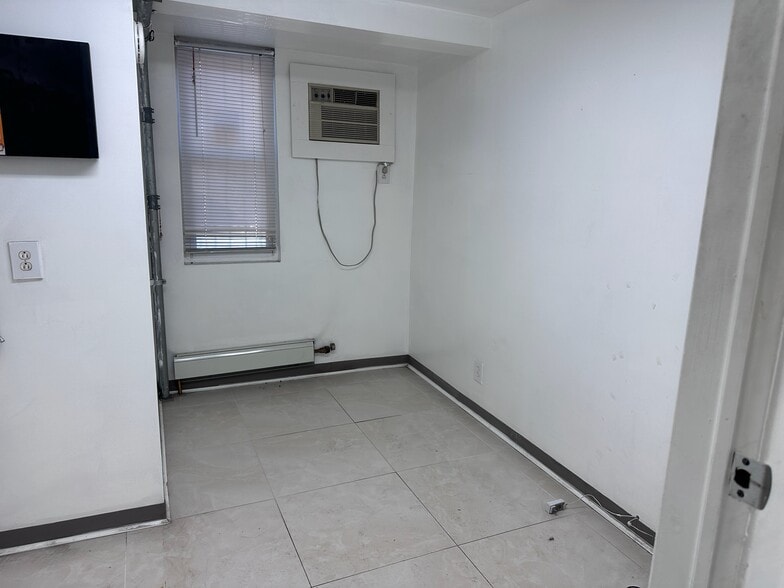 More Photos Of 3367-3369 55th St, Woodside Warehouse For Lease