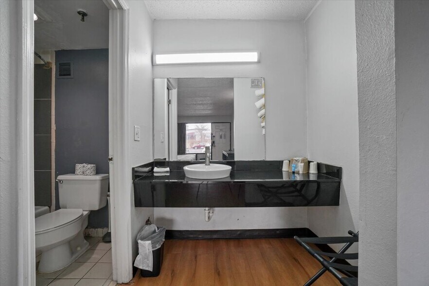 More Photos Of 105 Riverside Pky, Macon-Bibb Hotel For Sale