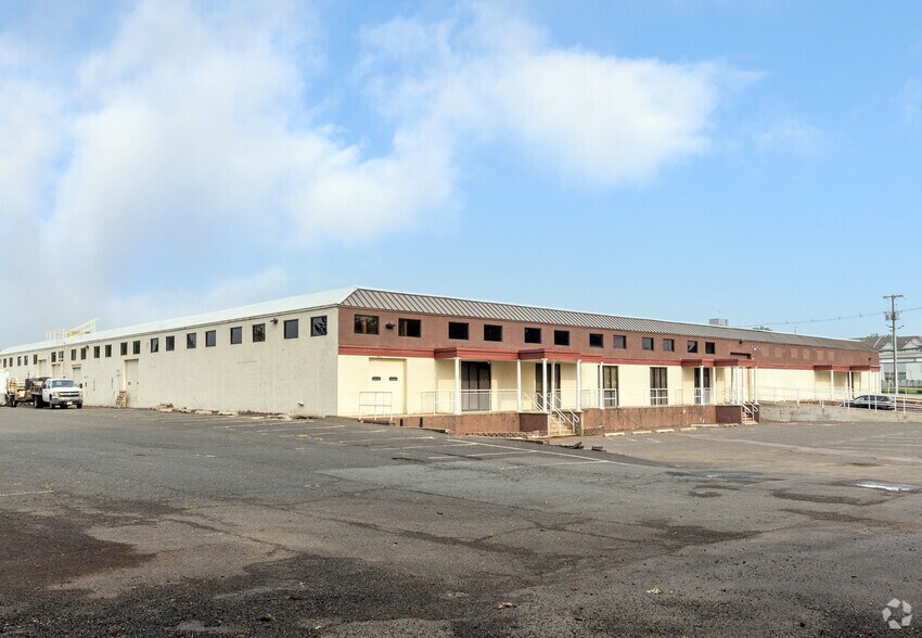 More Photos Of 5 Johnson Dr, Raritan Warehouse For Lease