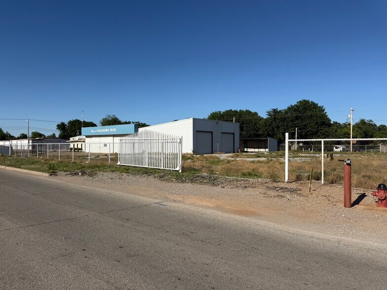 More Photos Of 1301 S 3rd St, Chickasha Distribution For Lease