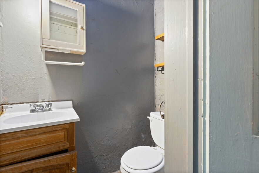 More Photos Of 10 W Sandford Blvd, Mount Vernon Manufacturing For Sale
