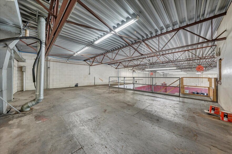 More Photos Of 1202 W Main St, Salem Auto Repair For Sale