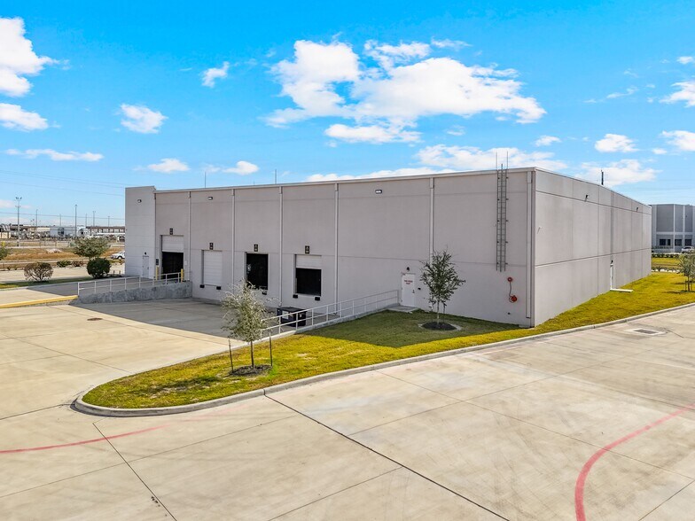 More Photos Of 18311 Aldine Westfield Rd, Houston Distribution For Lease