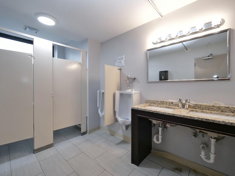 More Photos Of 7300 N Cicero Ave, Lincolnwood Loft Creative Space For Sale