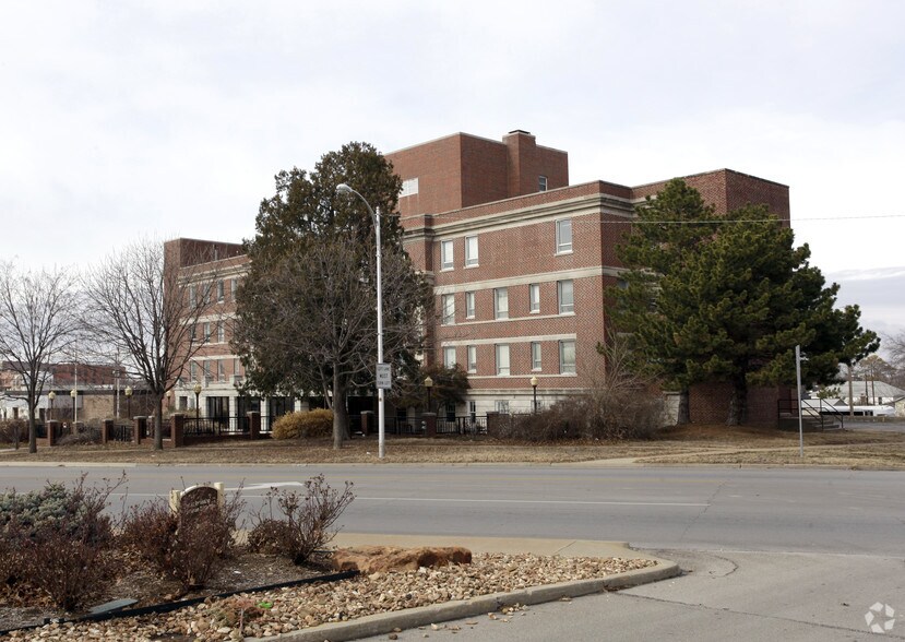 Primary Photo Of 412 SE Frank Phillips Blvd, Bartlesville Hospital For Sale