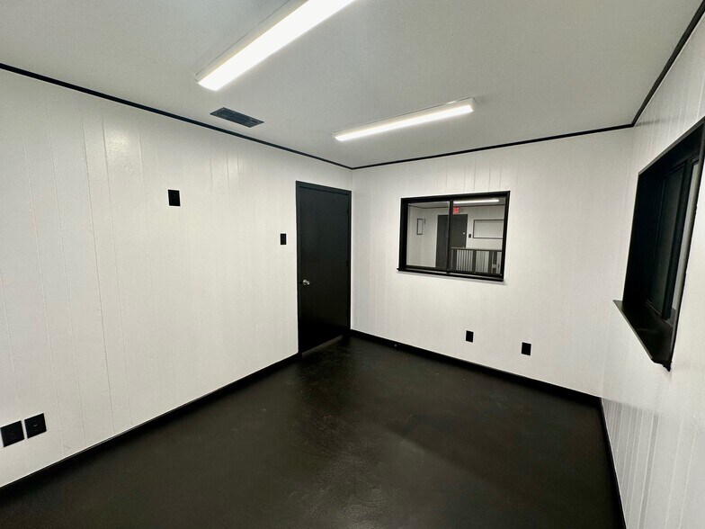 More Photos Of 210 Gravel St, Seguin Warehouse For Lease