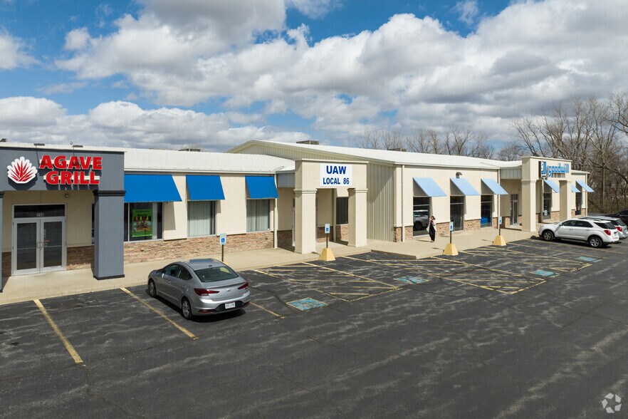 More Photos Of 240 Lagrange St, Napoleon Freestanding For Lease