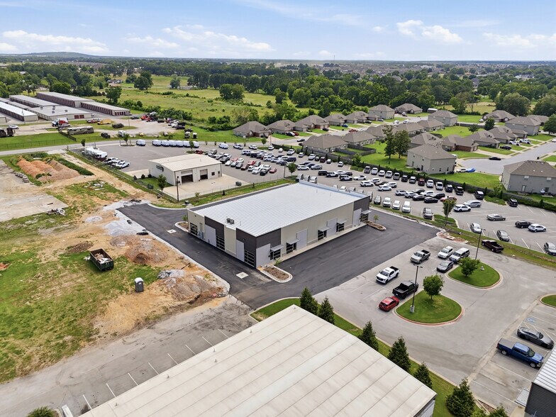 More Photos Of 2420 S 8th St, Rogers Flex For Lease