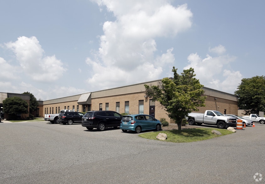 More Photos Of 200-240 Turner Industrial Way, Aston Township Light Distribution For Lease