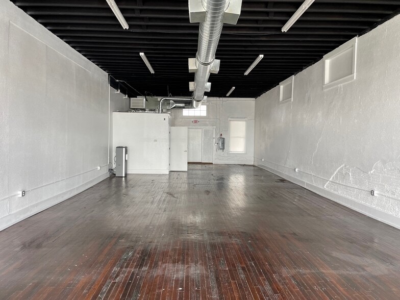 More Photos Of 1427 N Austin St, Seguin Flex For Lease
