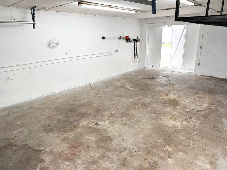 More Photos Of 221-225 N Dixie Hwy, Hallandale Beach Auto Repair For Lease