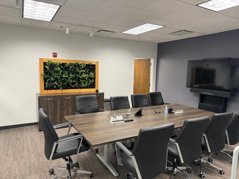 More Photos Of 2505 S Finley Rd, Lombard Office For Lease